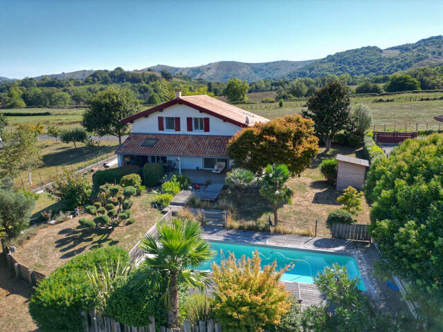 Maison avec piscine à Ossès — photo du bien