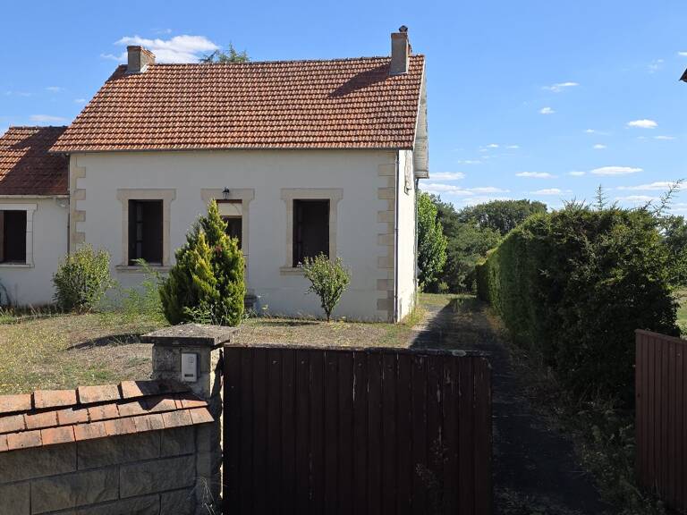 MONTMORILLON  centre : Maison ancienne 100² .m² hab.3ch . Terrain clos .  — photo 1