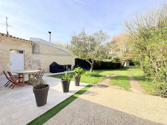 ECHOPPE DOUBLE EN PIERRE AVEC GARAGE ET GRAND JARDIN - MÉRIG — photo du bien