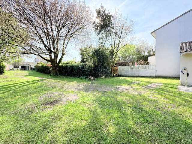ECHOPPE DOUBLE EN PIERRE AVEC GARAGE ET GRAND JARDIN - MÉRIG — photo du bien