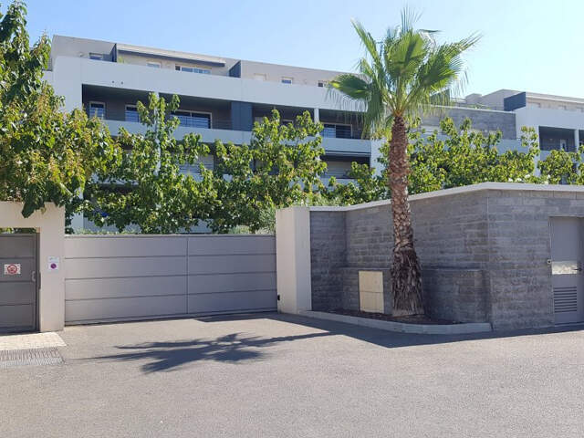 BOX - PARKING FERME EN SOUS-SOL - Résidence Les Terrasses de L'alhambra — photo du bien