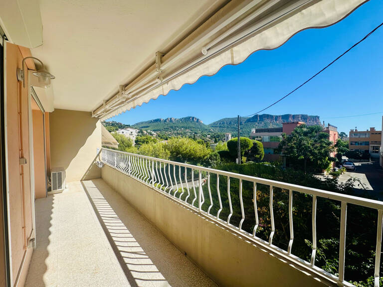 CASSIS   La Viguerie : T2 avec terrasse, apperçu Cap Canaille — photo 1