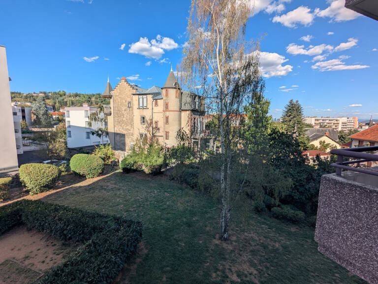 T4 lumineux avec balcons et garage   Montjuzet — photo 1