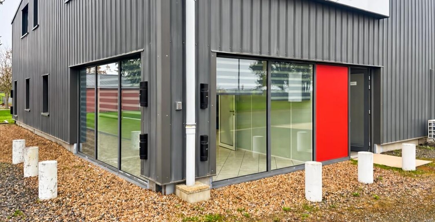 À LOUER – BUREAUX ET ENTREPOT 148 M² – ZONE D’ACTIVITÉ DE SAINT-BRANCHS — photo 1