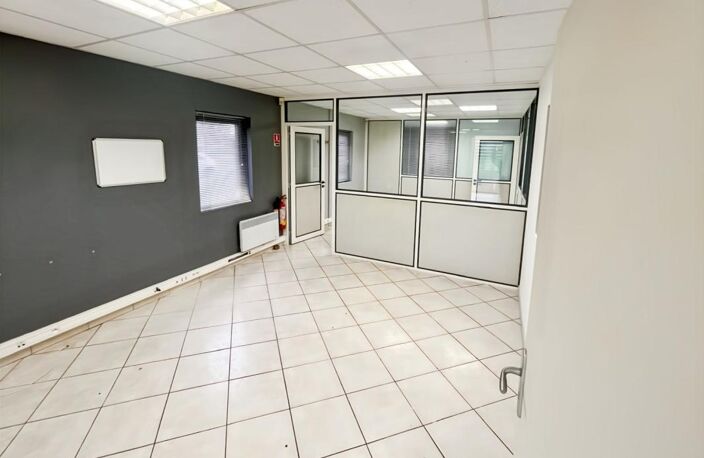 À LOUER – BUREAUX ET ENTREPOT 148 M² – ZONE D’ACTIVITÉ DE SAINT-BRANCHS — photo 2