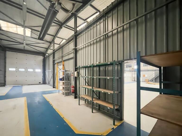 À LOUER – ENTREPÔT DE 74 M² – ZONE D’ACTIVITÉ DE SAINT-BRANCHS — photo 1