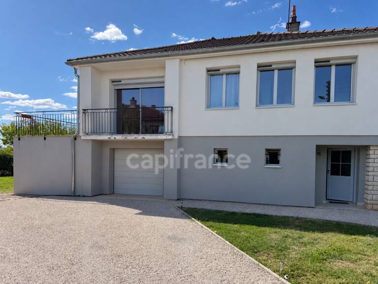 Maison rénovée en 2022 avec terrain, terrasse, sous-sol aménagé et grand garage à Fontaines — photo 1