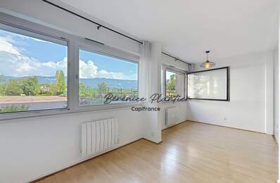 Appartement avec vue sur la piscine et le parc — photo du bien