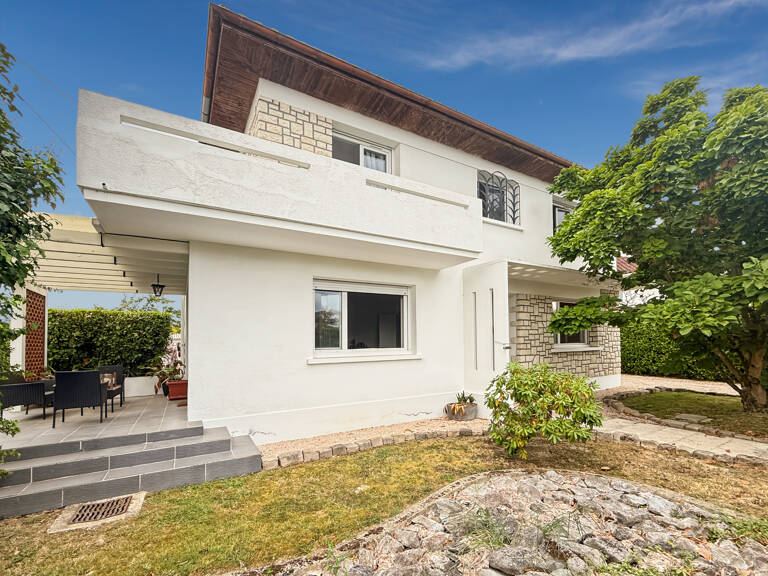 Dpt Gers (32), à vendre RISCLE très belle maison T8 de 220 m² habitables + grand garage et dépendances sur 875 m² de terrain, au calme — photo 1