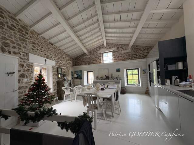 proche d' AMBERT (63) CORPS DE FERME en pierre renové  avec sa grange indépendante  TERRAIN de 1209 M2 — photo du bien
