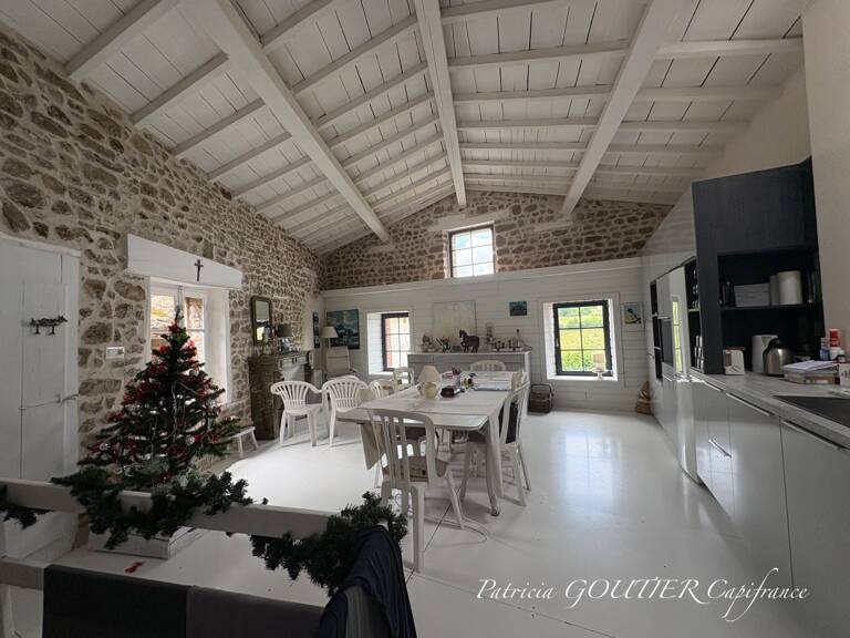 proche d' AMBERT (63) CORPS DE FERME en pierre renové  avec sa grange indépendante  TERRAIN de 1209 M2 — photo 1