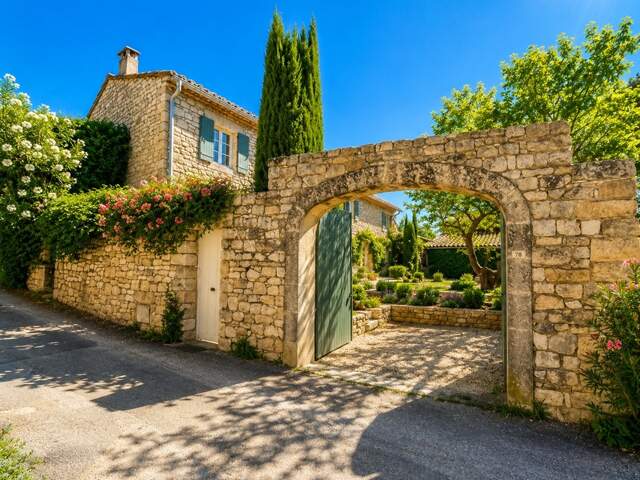 Mas de village avec jardin et piscine dans un hameau de Murs à 7 minutes de Gordes — photo du bien
