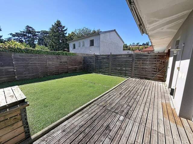 Maison  contemporaine avec terrasse et jardin aux portes de Lyon — photo du bien