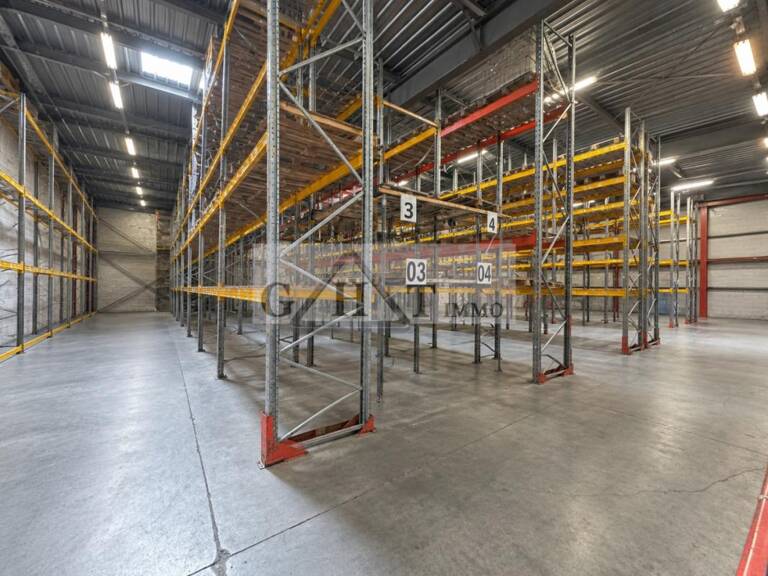 ENTREPOT + LOCAUX Á VENDRE — photo 1
