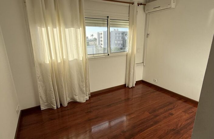 F4/5 de 91 m2 Saint-Denis centre ville — photo 4