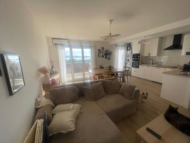 A VENDRE LA CIOTAT 13600 APPARTEMENT 3 PIECES RENOVE AVEC TERRASSE ET APERCU MER — photo 1