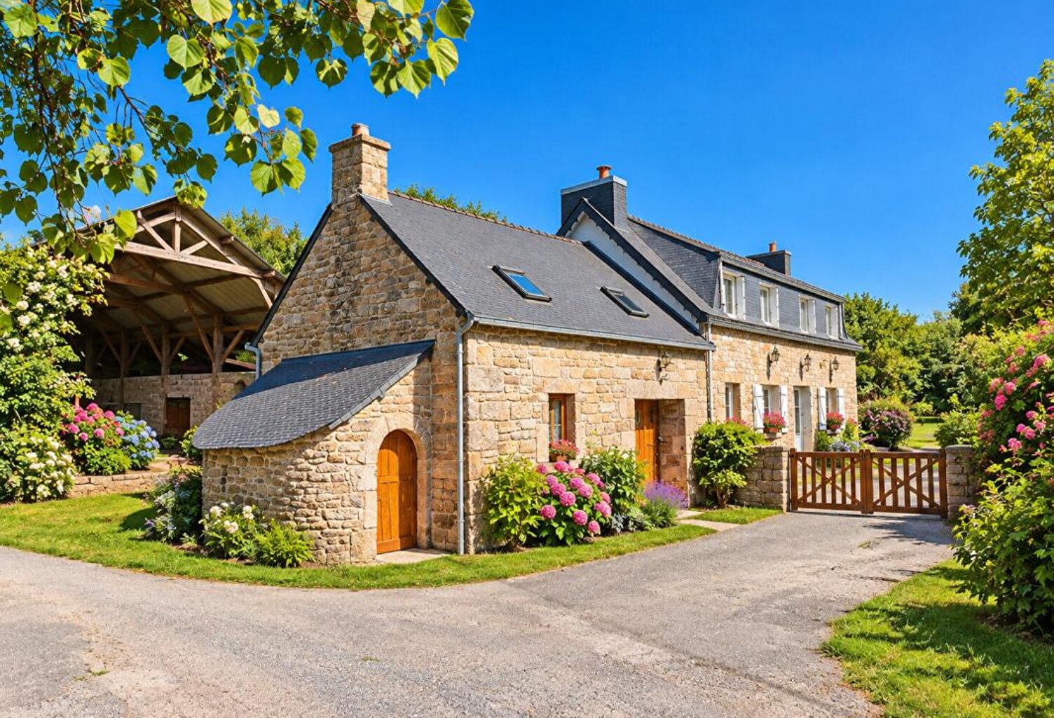 LONGÈRE DE CHARME DE 132 M² - 4 CHAMBRES + STUDIO INDÉPENDANT POSSIBLE - TERRAIN CLOS ET ARBORÉ DE 918 M² - GARAGE — photo 1