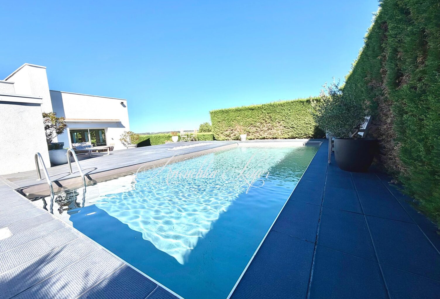 Maison d'architecte avec piscine et vue sur les vignes — photo 1