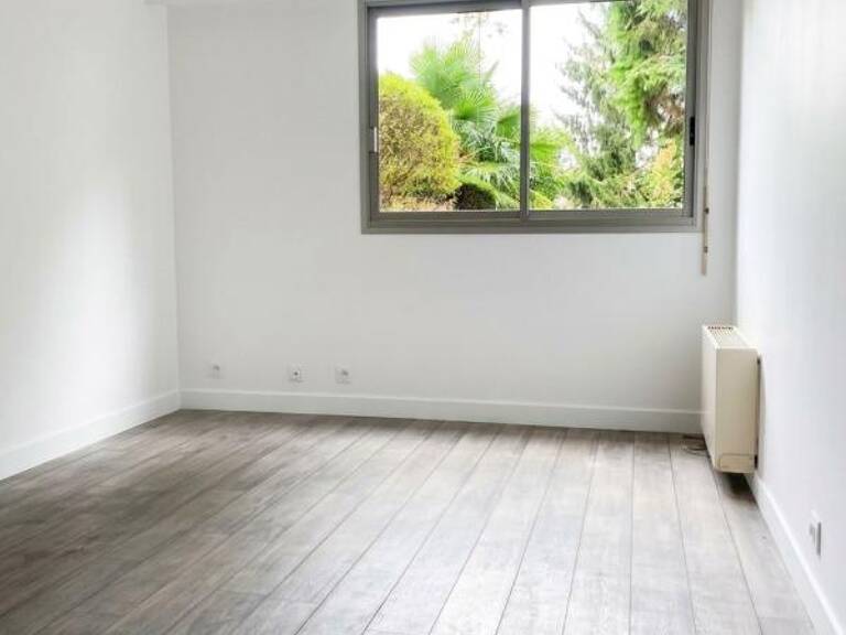 À Vendre : Appartement T2 en rez-de-chaussée avec parc, parking et cave — photo 1