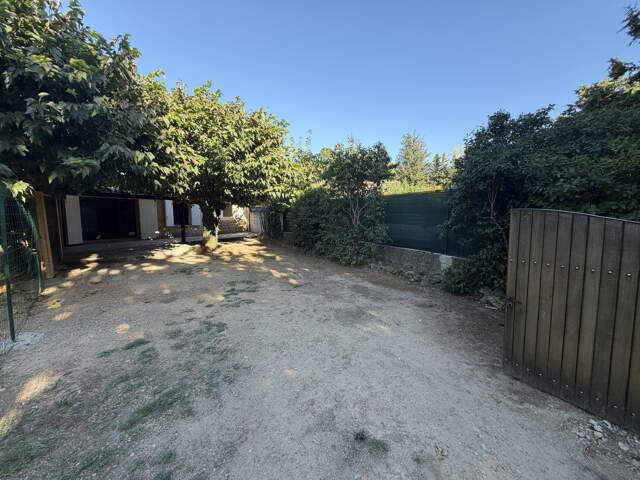 À Aups   Maison de plain-pied avec extérieur et stationnemen — photo du bien
