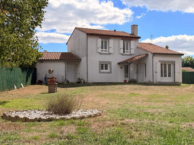Maison familiale 100 m2 avec 3 chambres, garage et terrain — photo du bien
