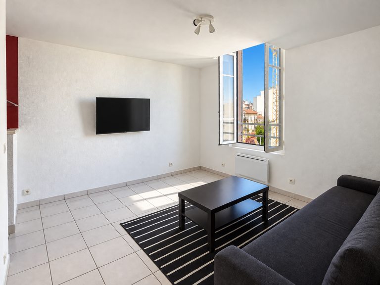 NICE   SAINT-JEAN-D'ANGÉLY | STUDIO LUMINEUX AVEC CAVE — photo 1