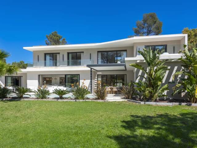 VILLA CONTEMPORAINE 230 M² - BOULOURIS, À 900 M DES PLAGES. — photo du bien