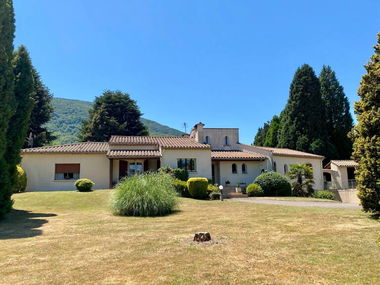 Villa de plain pied avec sous sol complet, piscine, carport et terrain attenant — photo 1