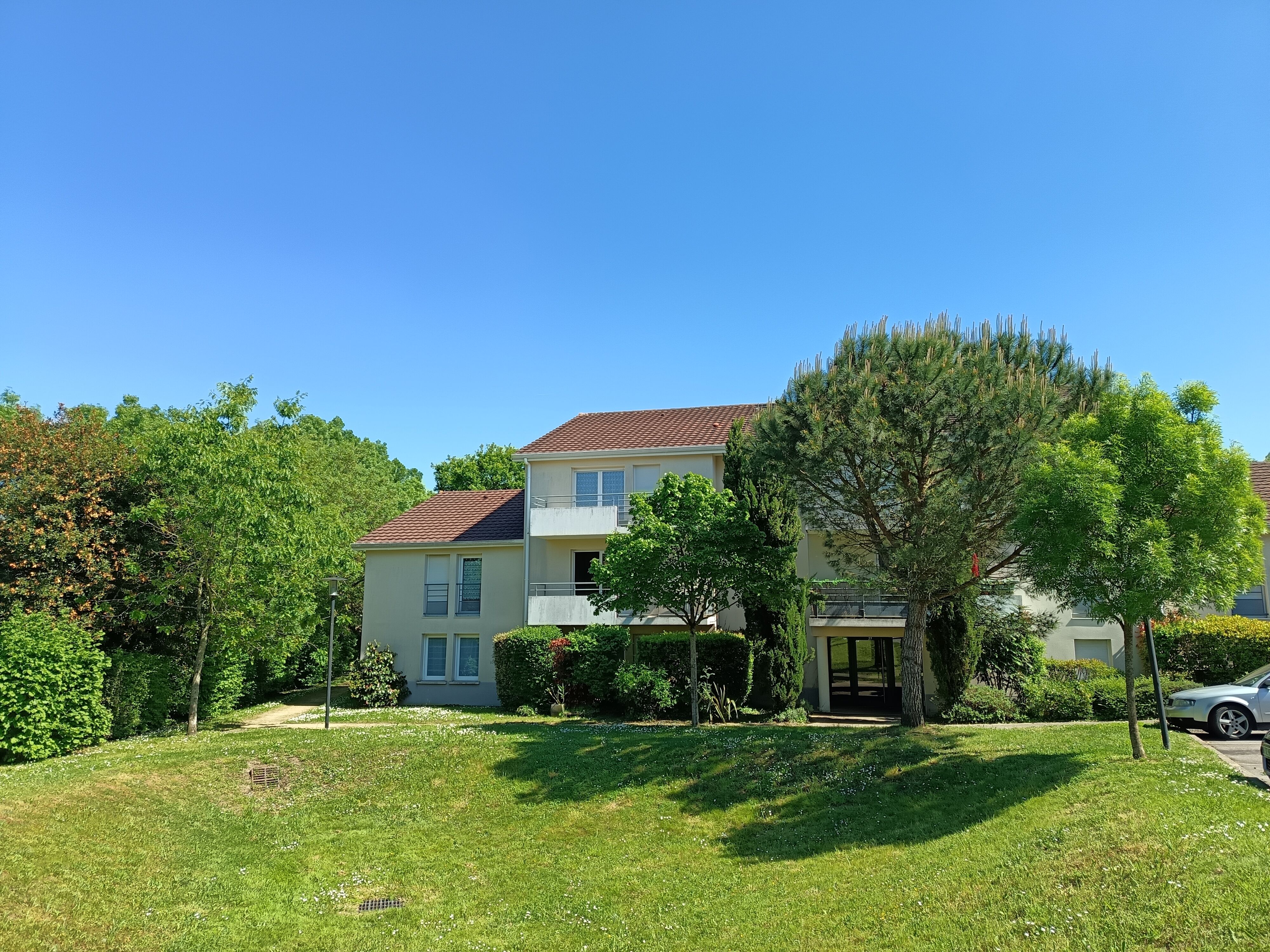 EXCLUSIVITE - STUDIO - AU CALME - BALCON - STATIONNEMENT SECURISE