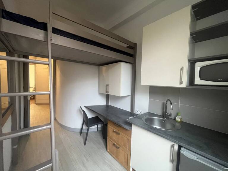 CHAMBRE MEUBLÉE AVEC BALCON ET KITCHENETTE PRIVATIVE – 600 € CC — photo 1