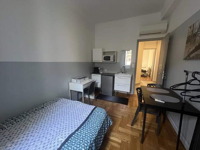 CHAMBRE MEUBLÉE AVEC KITCHENETTE PRIVATIVE – 650 € CC — photo du bien