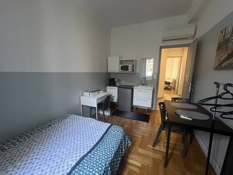 CHAMBRE MEUBLÉE AVEC KITCHENETTE PRIVATIVE – 650 € CC — photo 1