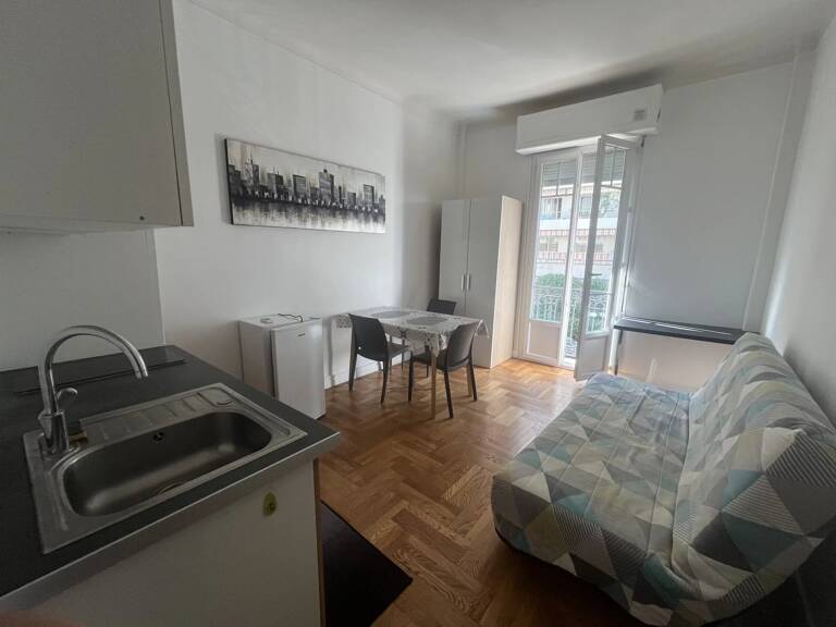 GRANDE CHAMBRE MEUBLÉE AVEC KITCHENETTE PRIVATIVE – 700 € CC — photo 1
