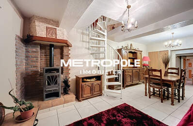 Maison de ville avec terrain   Beau potentiel à rénover — photo du bien
