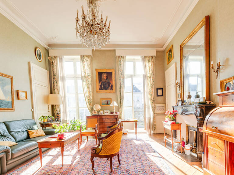 A VENDRE NANTES PLACE FOCH VASTE APPARTEMENT FAMILIAL DE CARACTERE — photo 1