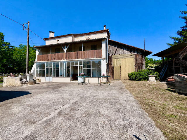 À Castelmoron-sur-Lot, venez découvrir cet ensemble immobilier situé dans un environnement calme, avec un jardin d'environ 1 863 m². L'ensemble comprend une maison en pierre de 148,27 m², composée au rez-de-chaussée d'une véranda de 19,26 m², d'une pièce — photo du bien