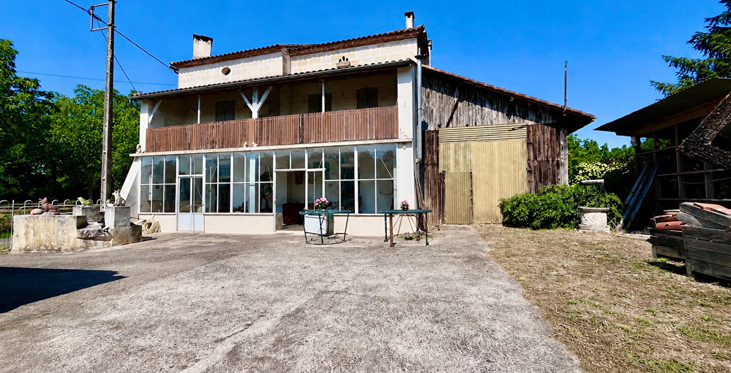 À Castelmoron-sur-Lot, venez découvrir cet ensemble immobilier situé dans un environnement calme, avec un jardin d'environ 1 863 m². L'ensemble comprend une maison en pierre de 148,27 m², composée au rez-de-chaussée d'une véranda de 19,26 m², d'une pièce — photo 1