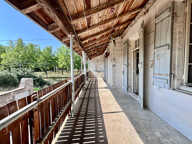 À Castelmoron-sur-Lot, venez découvrir cet ensemble immobilier situé dans un environnement calme, avec un jardin d'environ 1 863 m². L'ensemble comprend une maison en pierre de 148,27 m², composée au rez-de-chaussée d'une véranda de 19,26 m², d'une pièce — photo 2