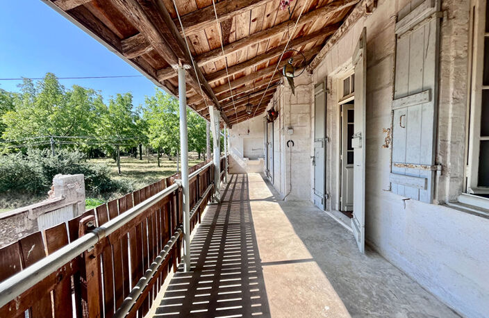 À Castelmoron-sur-Lot, venez découvrir cet ensemble immobilier situé dans un environnement calme, avec un jardin d'environ 1 863 m². L'ensemble comprend une maison en pierre de 148,27 m², composée au rez-de-chaussée d'une véranda de 19,26 m², d'une pièce — photo 2