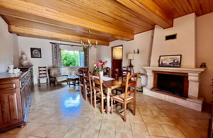 À Castelmoron-sur-Lot, venez découvrir cet ensemble immobilier situé dans un environnement calme, avec un jardin d'environ 1 863 m². L'ensemble comprend une maison en pierre de 148,27 m², composée au rez-de-chaussée d'une véranda de 19,26 m², d'une pièce — photo 3