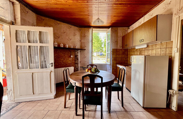À Castelmoron-sur-Lot, venez découvrir cet ensemble immobilier situé dans un environnement calme, avec un jardin d'environ 1 863 m². L'ensemble comprend une maison en pierre de 148,27 m², composée au rez-de-chaussée d'une véranda de 19,26 m², d'une pièce — photo 4