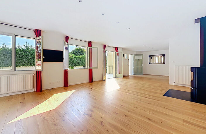 Dardilly, coup de coeur alliant charme de l'ancien, rénovation de qualité et piscine — photo 3