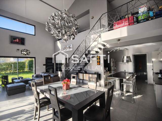 Maison familiale 2016 avec piscine et jardin, proche de toutes commodités — photo du bien