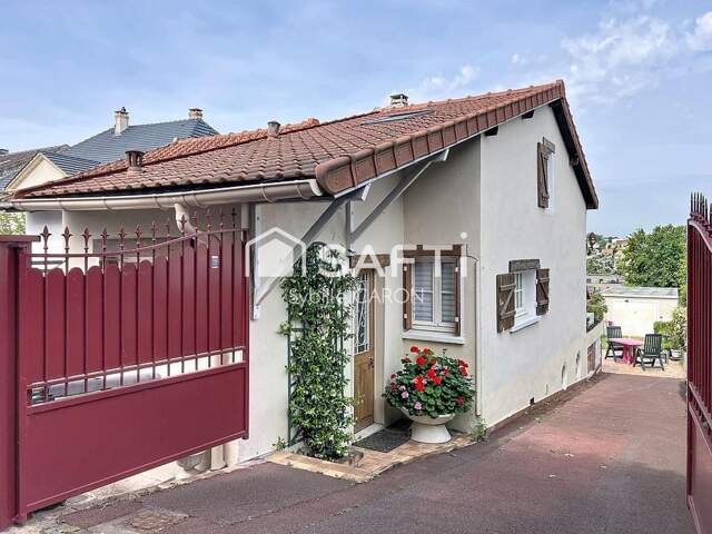 Maison avec jardin, terrasse et grand garage — photo du bien