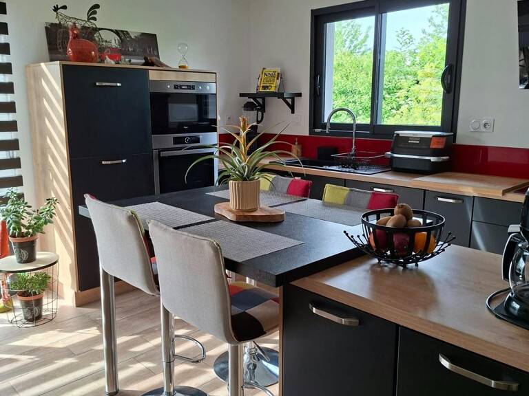 Maison contemporaine dans un environnement de verdure — photo 1