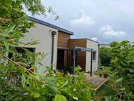 Maison contemporaine dans un environnement de verdure — photo 2
