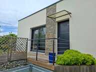 Maison contemporaine dans un environnement de verdure — photo 3