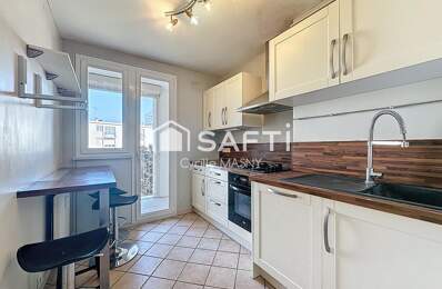 Appartement traversant et baigné de lumière, 2 chambres, loggia et ascenseur. — photo du bien