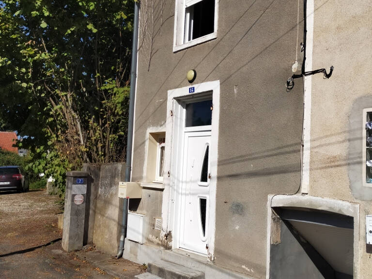 Venez découvrir cette charmante maison de ville mitoyenne d'un côté  avec une cour et une cave — photo 1