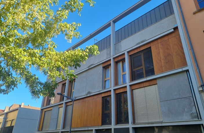 VENTE LYON 69001 - CROIX ROUSSE CHARTREUX BEL APPARTEMENT MEUBLE T1 BIS 39M2 DANS RESIDENCE STANDING AVEC G — photo 2